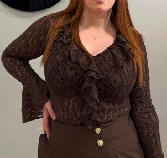 Detalle manga acampanada y tejido floral