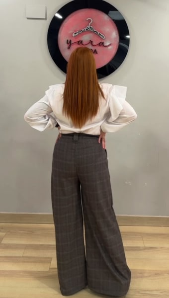 Pantalón palazzo de cuadros gris estilo sastre