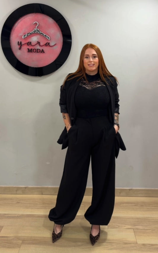 Blusa negra de encaje con manga campana