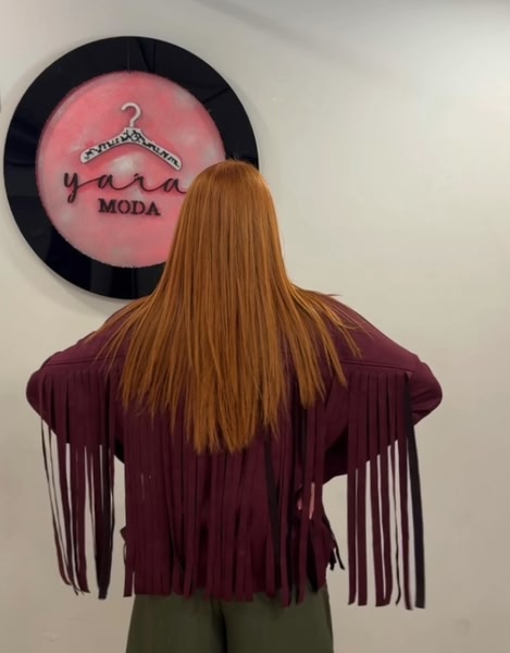 Chaqueta burdeos efecto ante con flecos