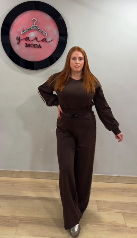 Look comfy con conjunto marrón de dos piezas