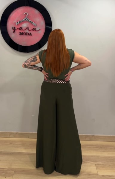 Pantalón fluido verde oliva con cinturón pañuelo