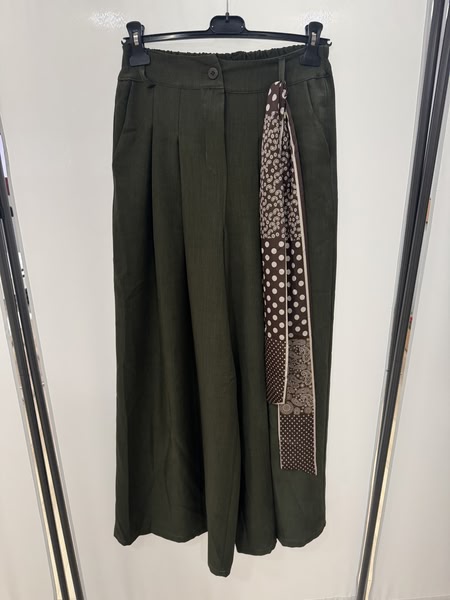 Pantalón fluido verde oliva con cinturón pañuelo