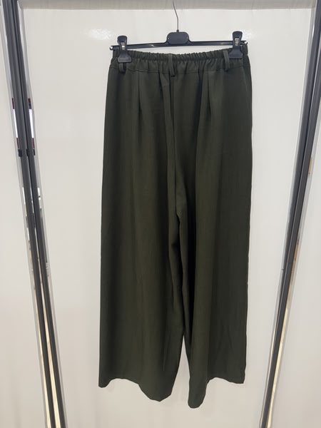 Pantalón fluido verde oliva con cinturón pañuelo