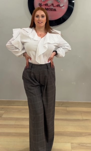 Blusa blanca con escote pico y volantes en cascada