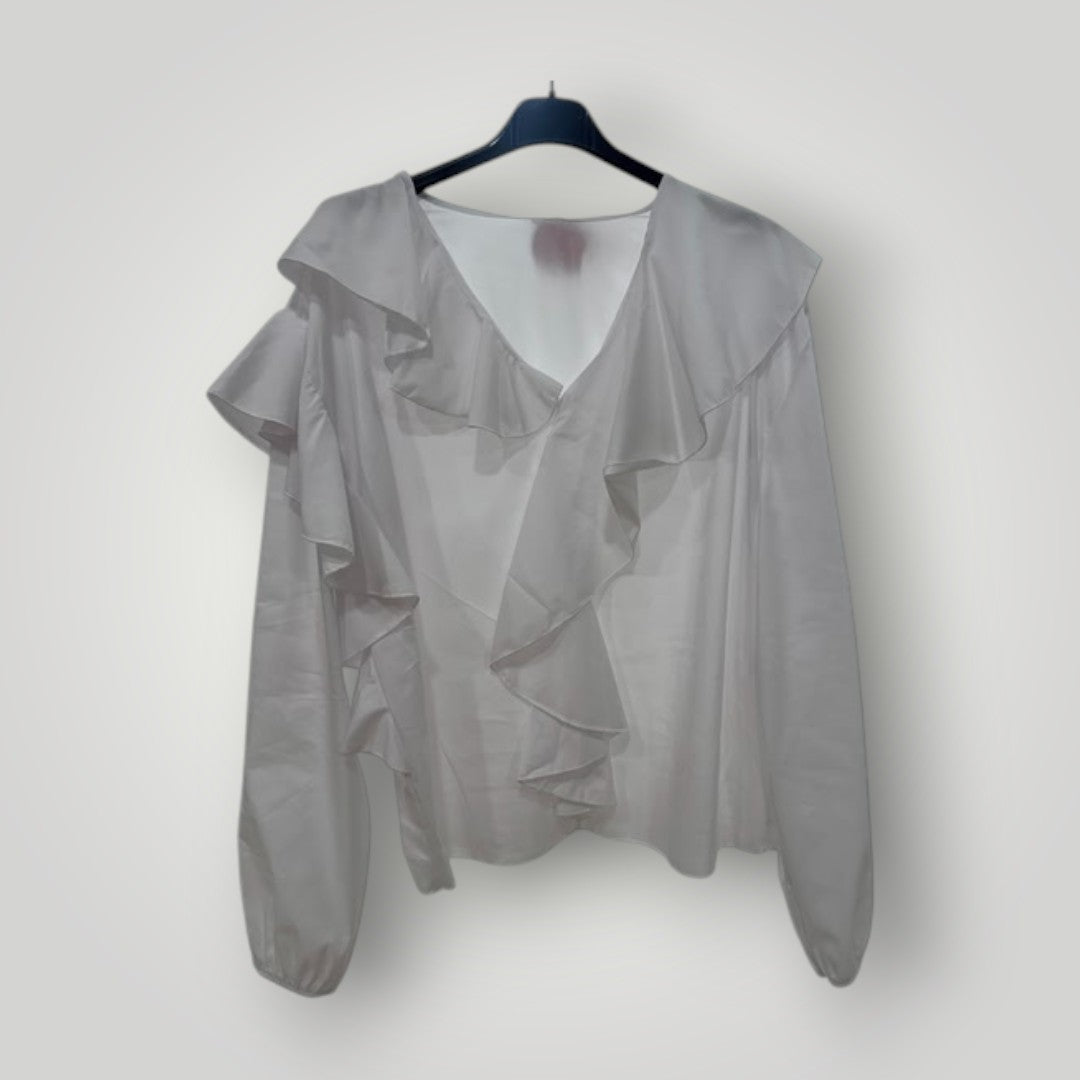 Blusa blanca con escote pico y volantes en cascada