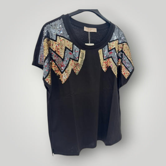Camiseta negra con detalles de lentejuelas en hombros