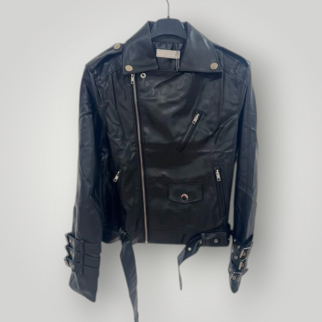 Chaqueta biker negra efecto cuero con cremalleras y cinturón