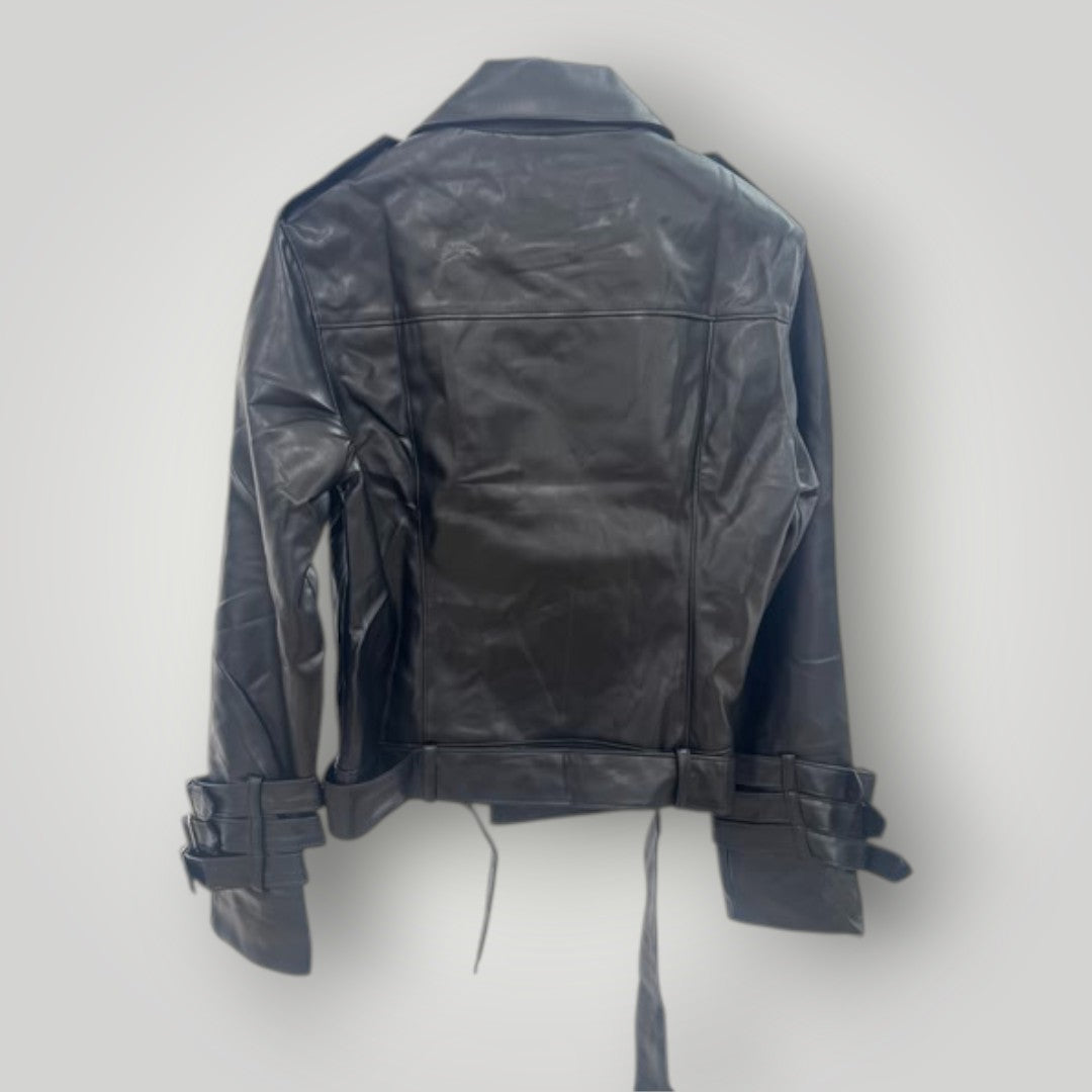 Chaqueta biker negra efecto cuero con cremalleras y cinturón
