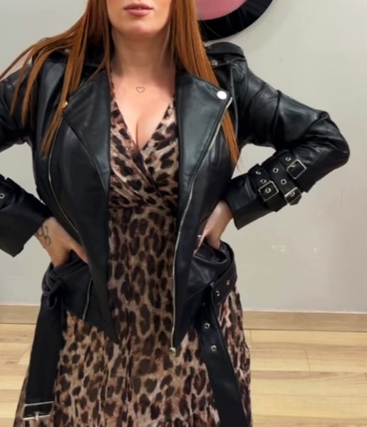 Chaqueta biker negra efecto cuero con cremalleras y cinturón