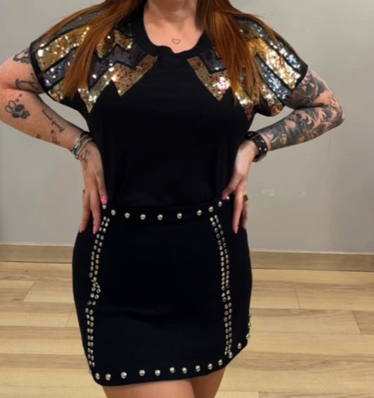 Mini falda negra con tachuelas plateadas