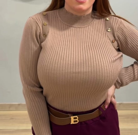 Jersey femenino básico beige ideal para oficina u ocasiones casuales.