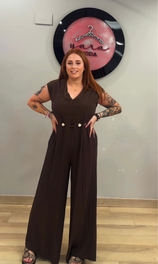 Mono Roma fluido en marrón chocolate con detalle de cinturón y bolsillos
