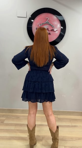 Vestido azul marino con textura y volante