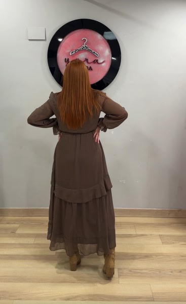 Vestido largo marrón con volantes y escote lazo