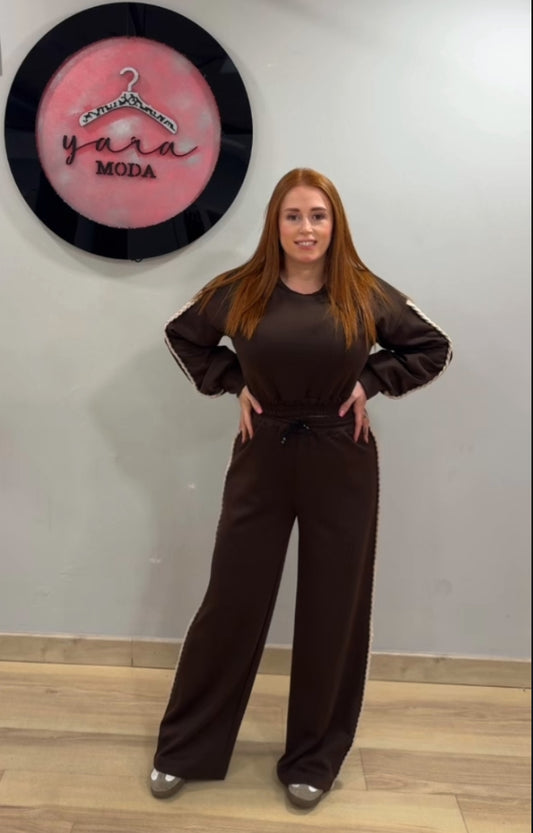 Conjunto marrón con trenza cruda y corte ancho