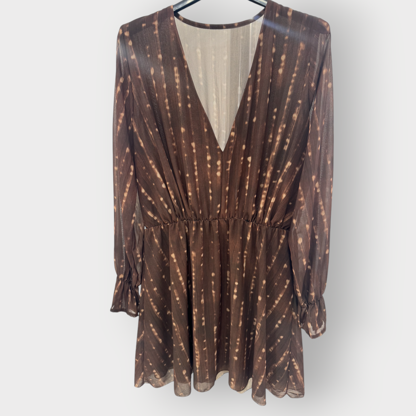 Vestido corto con estampado efecto desgastado y escote pico