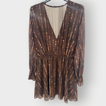 Vestido corto con estampado efecto desgastado y escote pico
