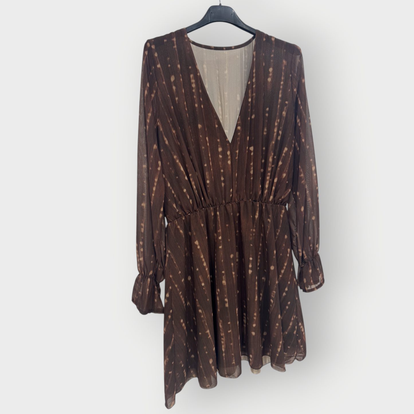 Vestido corto con estampado efecto desgastado y escote pico