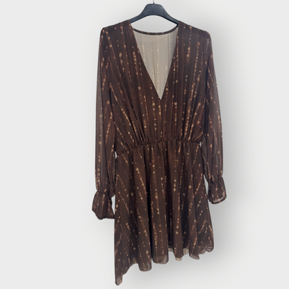 Vestido corto con estampado efecto desgastado y escote pico