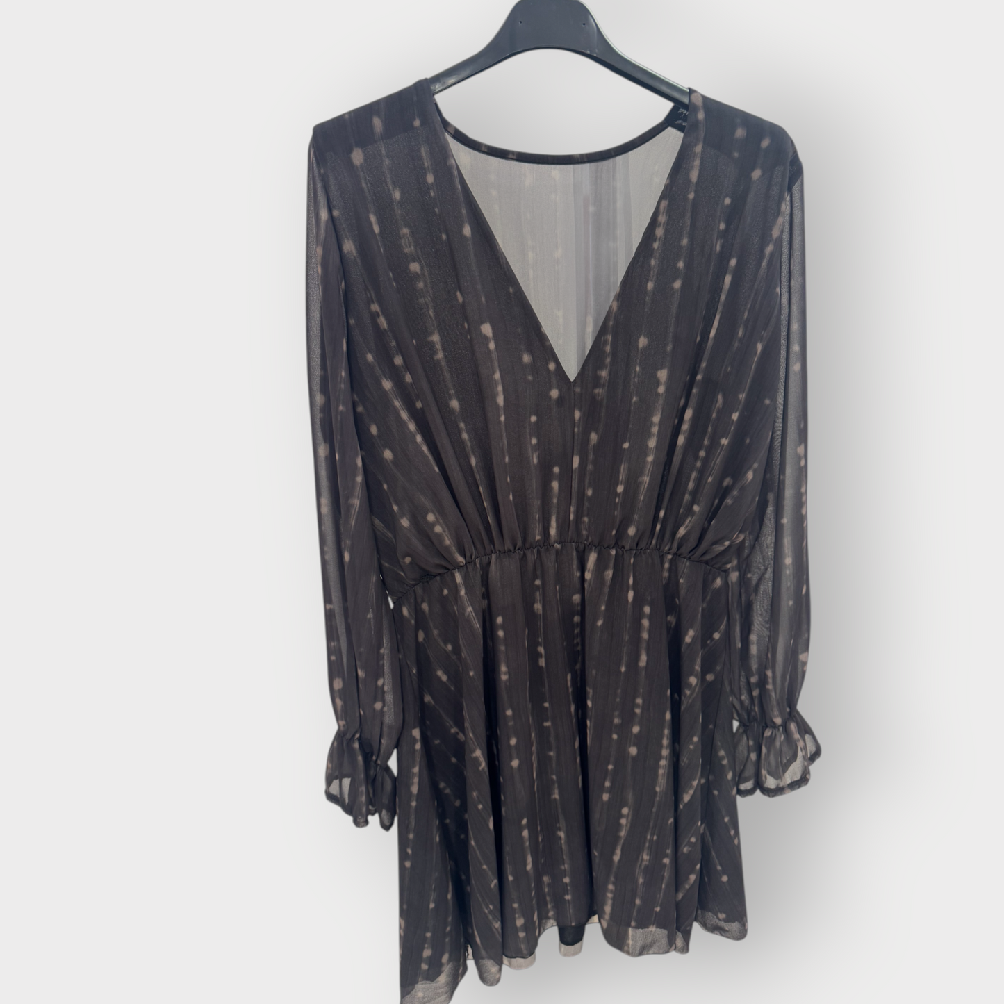 Vestido corto con estampado efecto desgastado y escote pico
