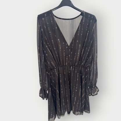 Vestido corto con estampado efecto desgastado y escote pico