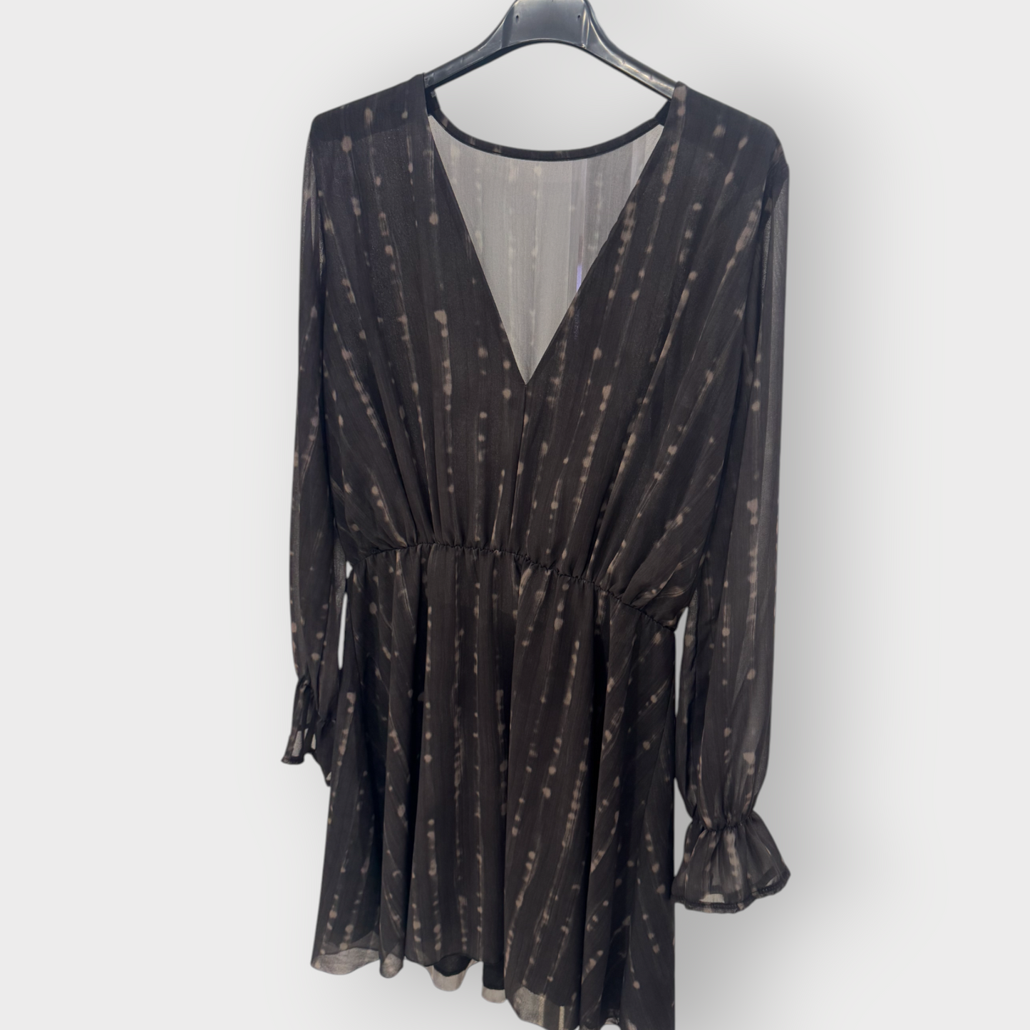 Vestido corto con estampado efecto desgastado y escote pico