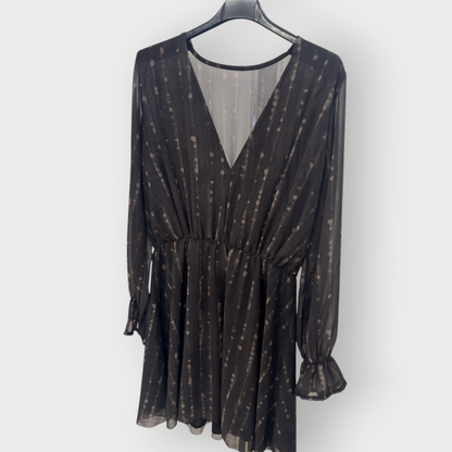 Vestido corto con estampado efecto desgastado y escote pico