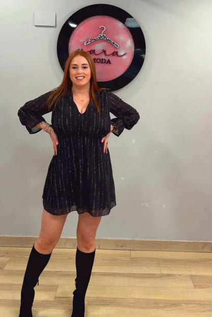 Vestido negro corto con diseño desgastado y corte casual.