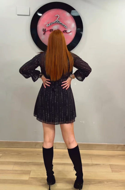Vestido negro corto con diseño desgastado y corte casual