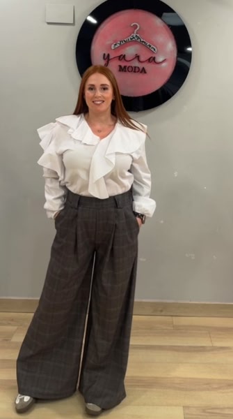 Pantalón palazzo de cuadros gris estilo sastre