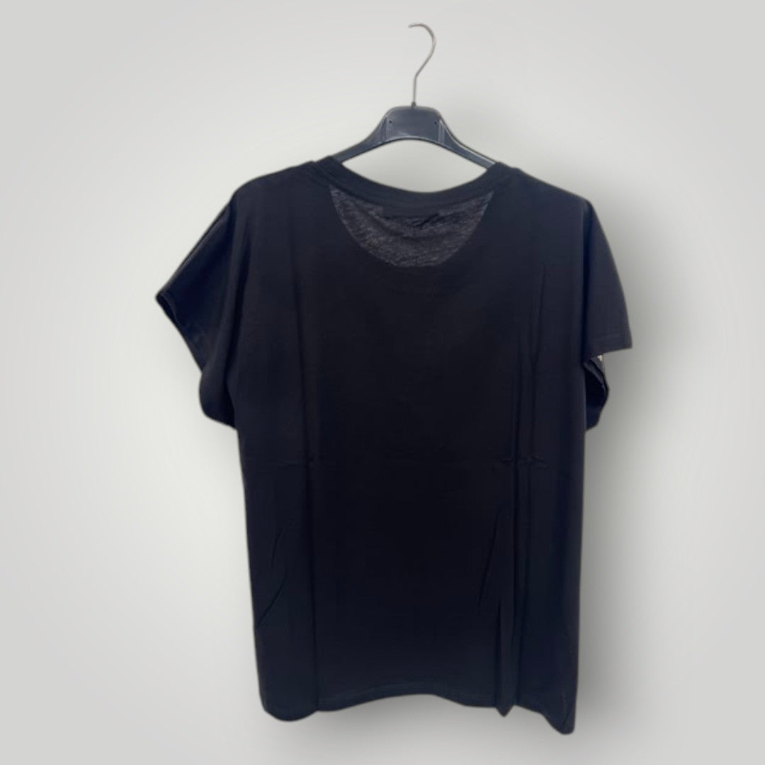 Camiseta negra con detalles de lentejuelas en hombros