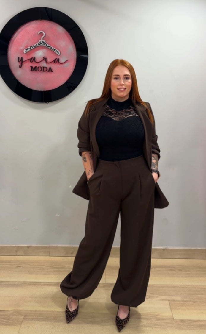 Traje marrón choco