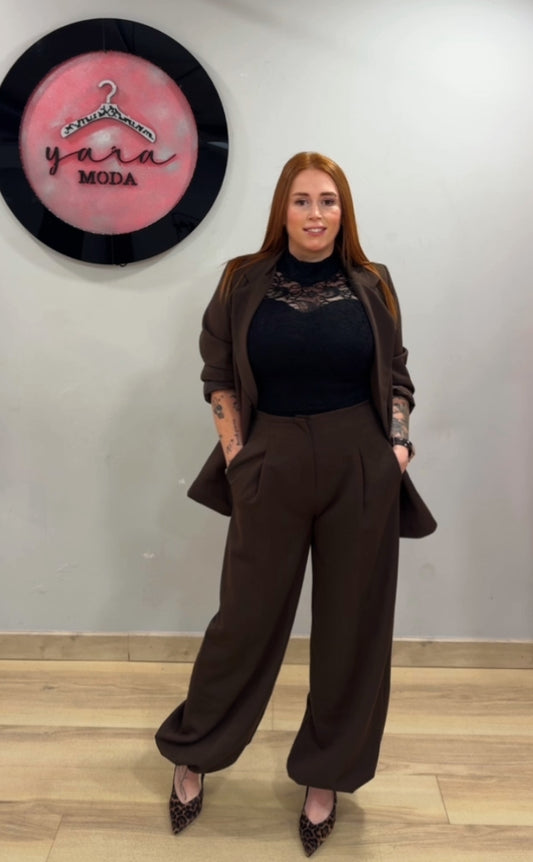 Traje marrón choco