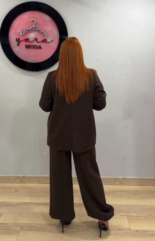 Traje marrón choco