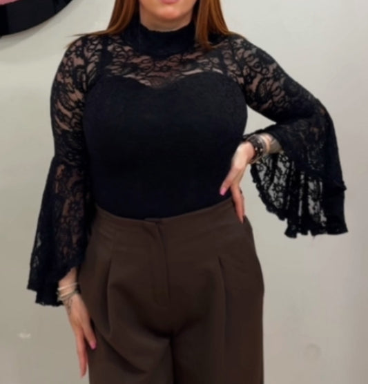 Blusa negra de encaje con manga campana