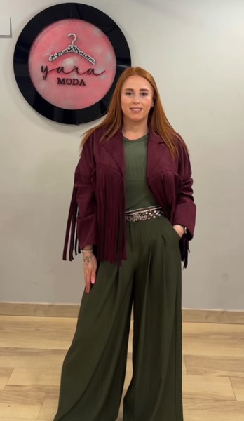Chaqueta burdeos efecto ante con flecos