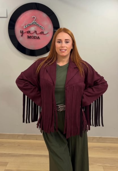 Chaqueta burdeos efecto ante con flecos