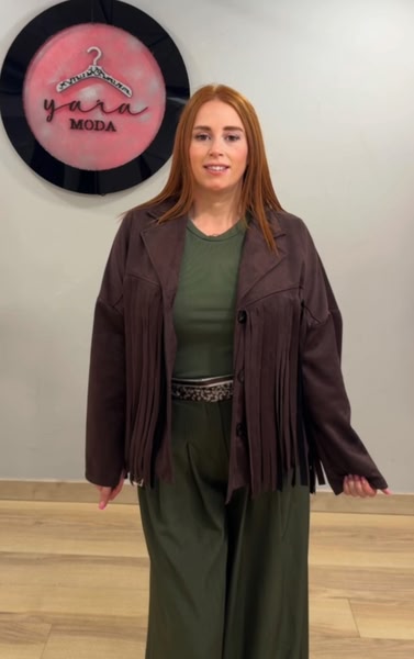 Chaqueta marrón chocolate efecto ante con flecos