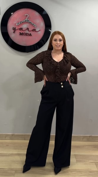 Look de oficina con pantalón negro elegante