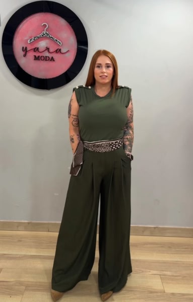 Pantalón fluido verde oliva con cinturón pañuelo