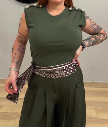 Pantalón fluido verde oliva con cinturón pañuelo