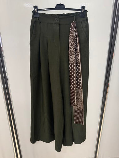Pantalón fluido verde oliva con cinturón pañuelo