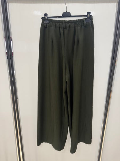 Pantalón fluido verde oliva con cinturón pañuelo