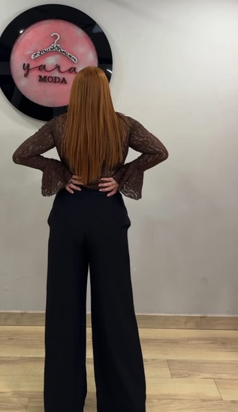 Pantalón estilo bootcut en negro elegante