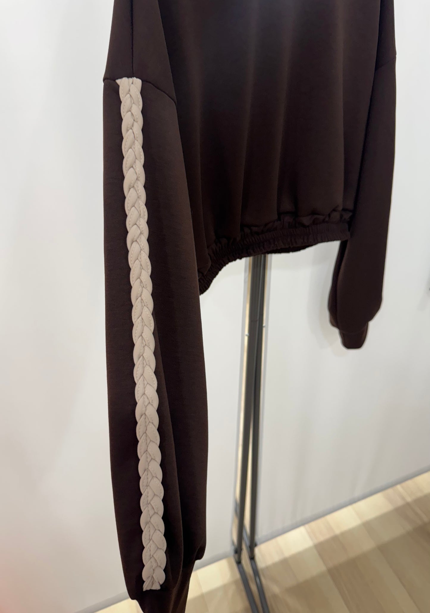Sudadera marrón manga larga con detalle de trenzado beige