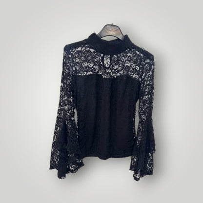 Blusa negra de encaje con manga campana