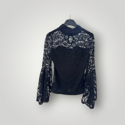 Blusa negra de encaje con manga campana