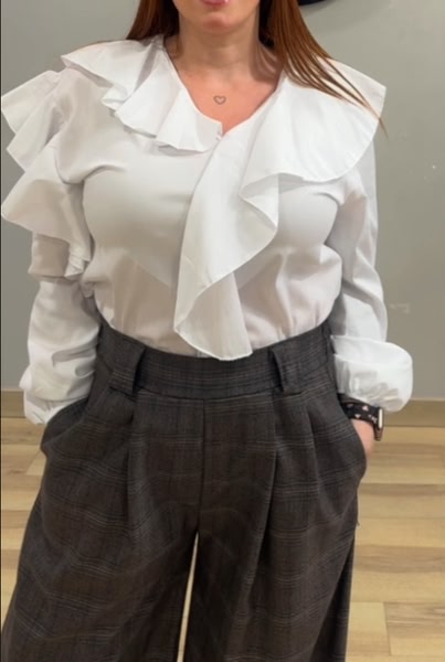 Blusa blanca con escote pico y volantes en cascada