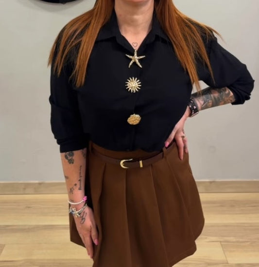 Blusa negra con botones joya